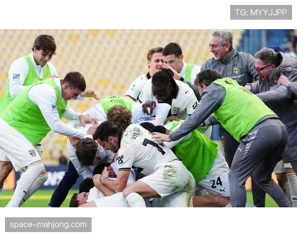 瞬间特写：终场哨响，客场战平的那不勒斯球员围成一圈相互鼓劲